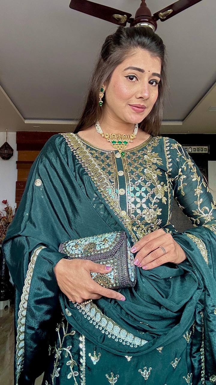 Emerald Aura Elegant Green Pure Cinon Silk