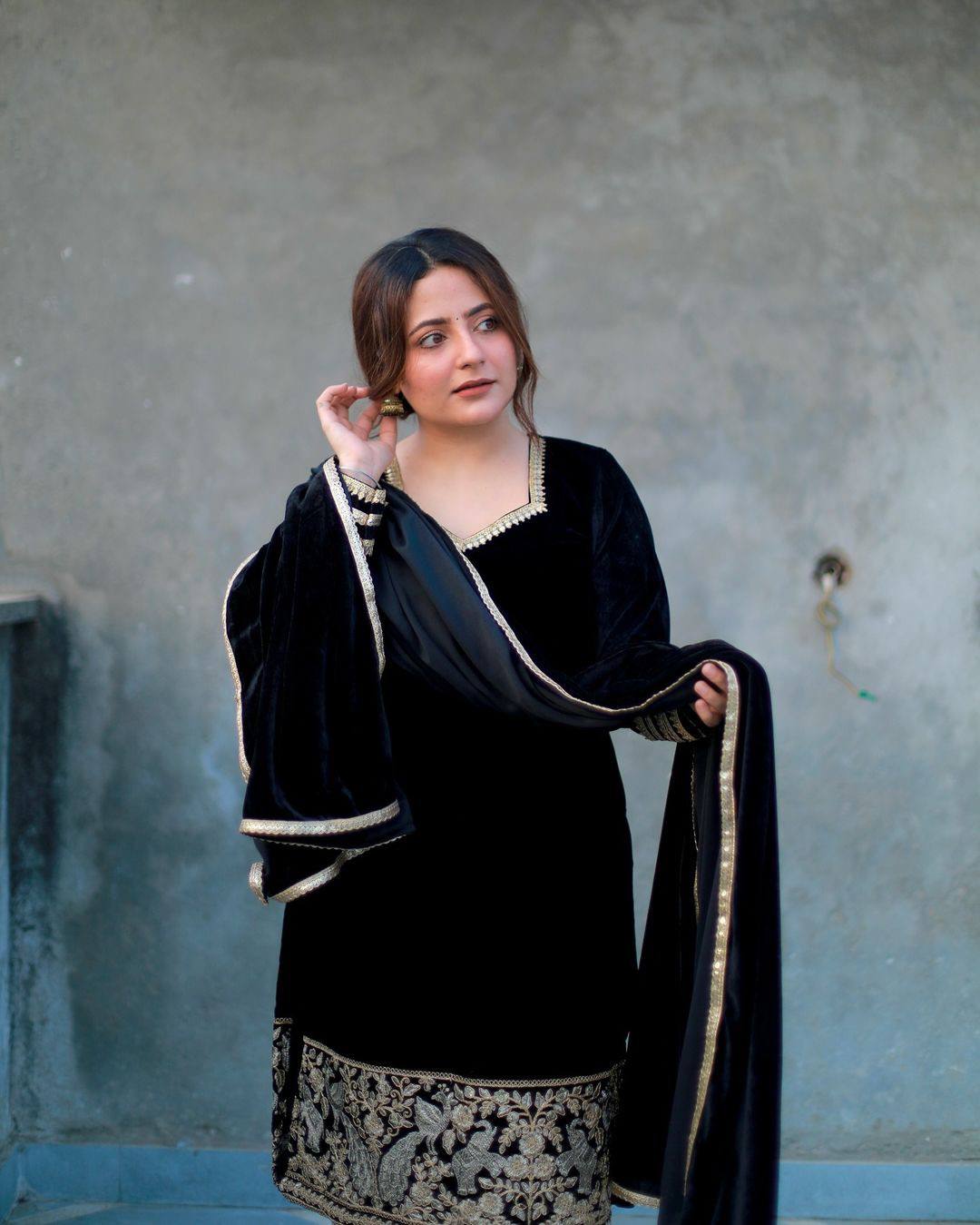 Noorjahan Velvet Suit Set Royal Black Edition