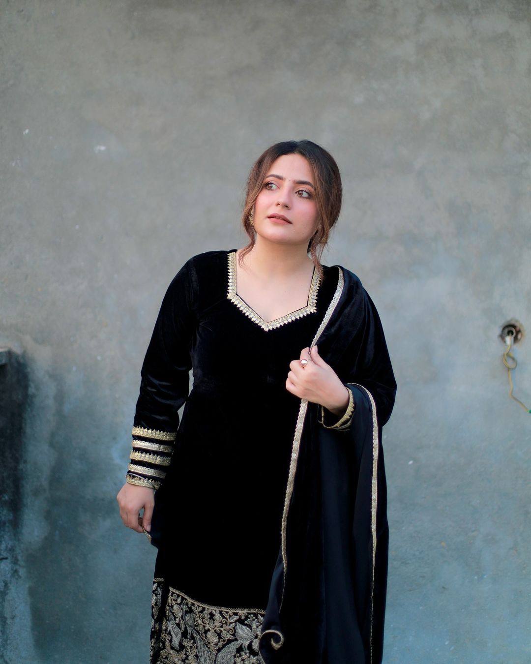 Noorjahan Velvet Suit Set Royal Black Edition