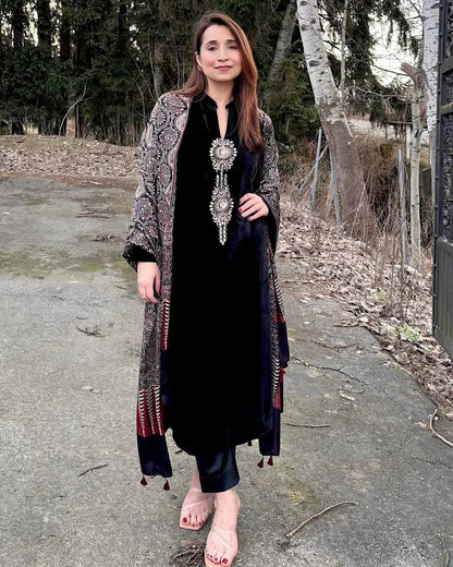 Kainaat Elegant Velvet Detailed Kurta with Designer Dupatta