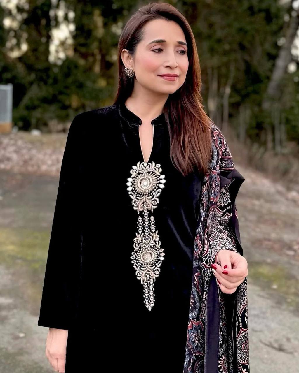 Kainaat Elegant Velvet Detailed Kurta with Designer Dupatta