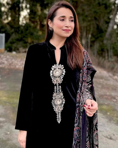 Kainaat Elegant Velvet Detailed Kurta with Designer Dupatta