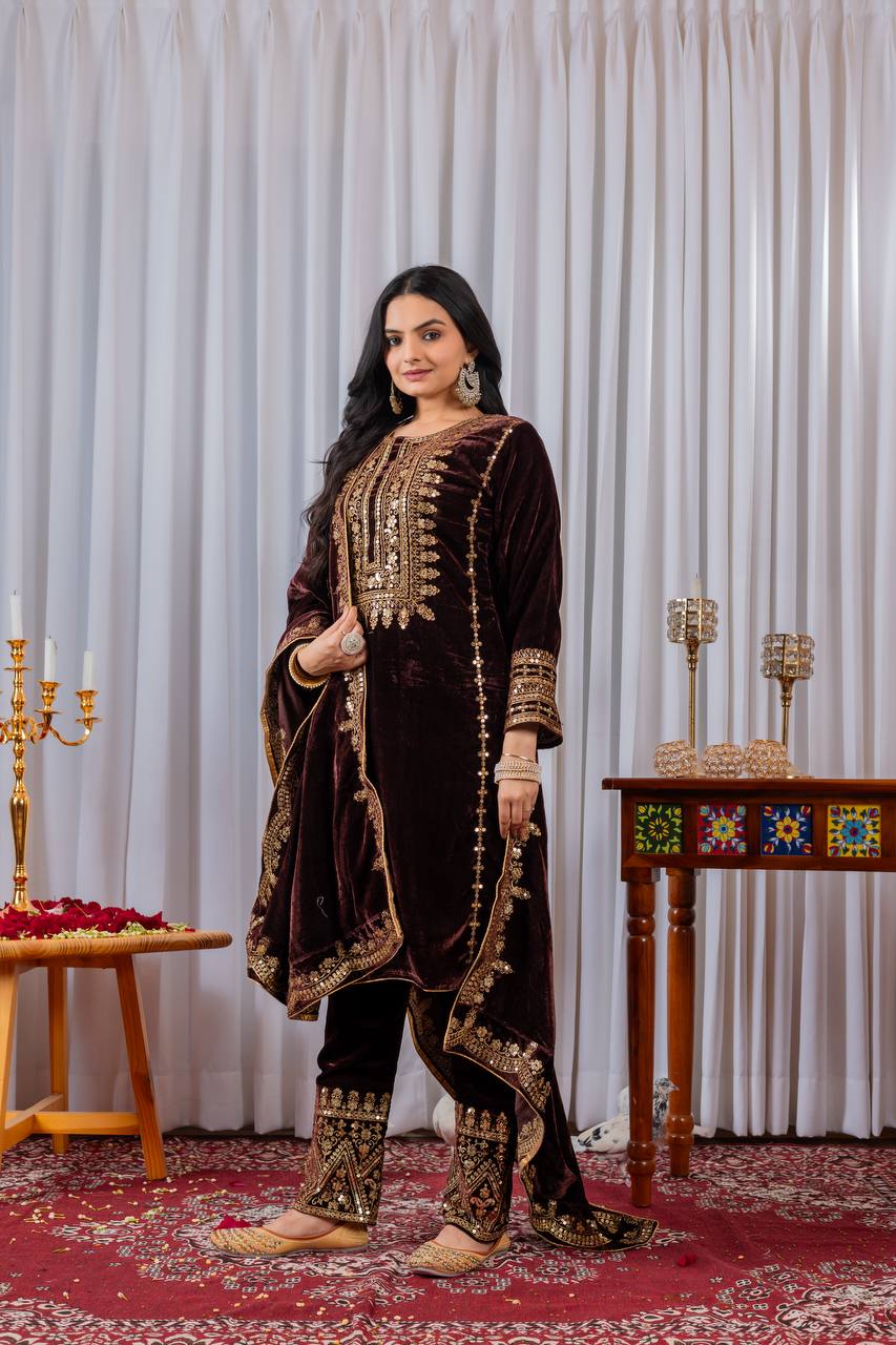 Ziyana Suit Set Pure Velvet Festive Essence