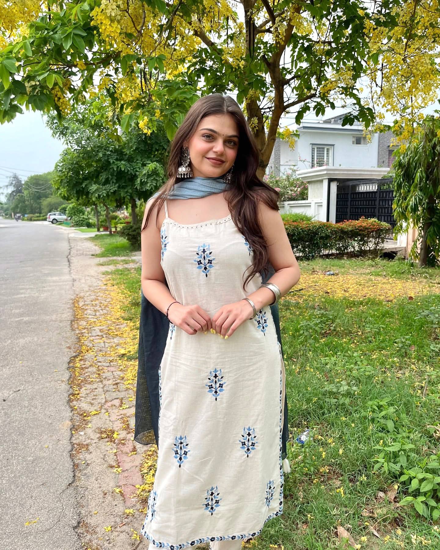 Elegance Woven in Blue & Ivory