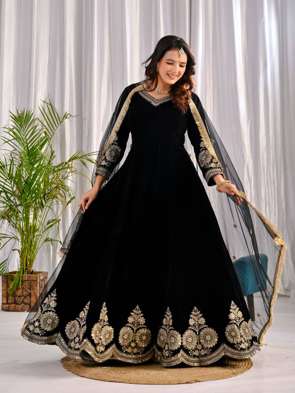 Zayb Noor Velvet Embroidered Anarkali Set