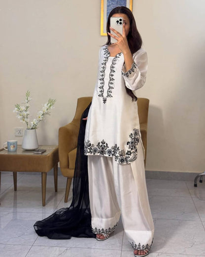 Inaaya Monochrome Muse Heritage Motif Embroidery Off-White Kurta Set