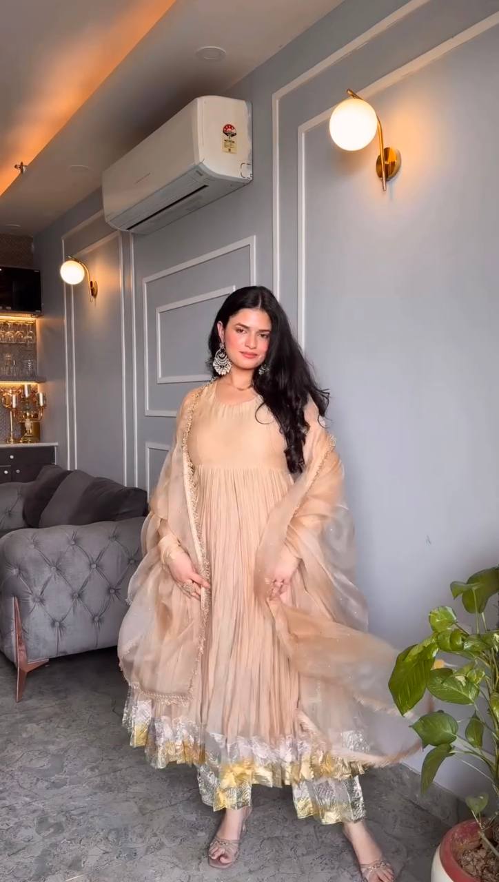 Sunehri Lahza Flowing Anarkali Kurta Set