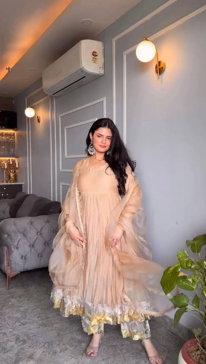 Sunehri Lahza Flowing Anarkali Kurta Set