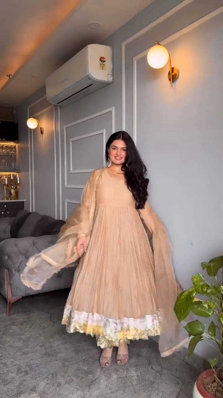 Sunehri Lahza Flowing Anarkali Kurta Set