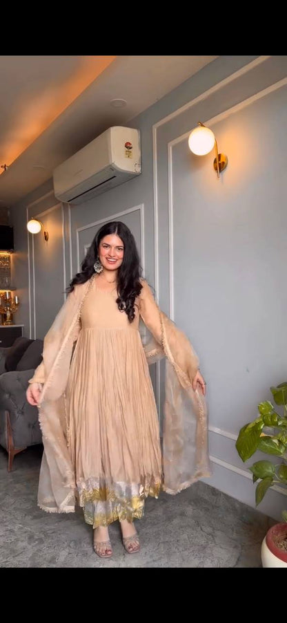 Sunehri Lahza Flowing Anarkali Kurta Set